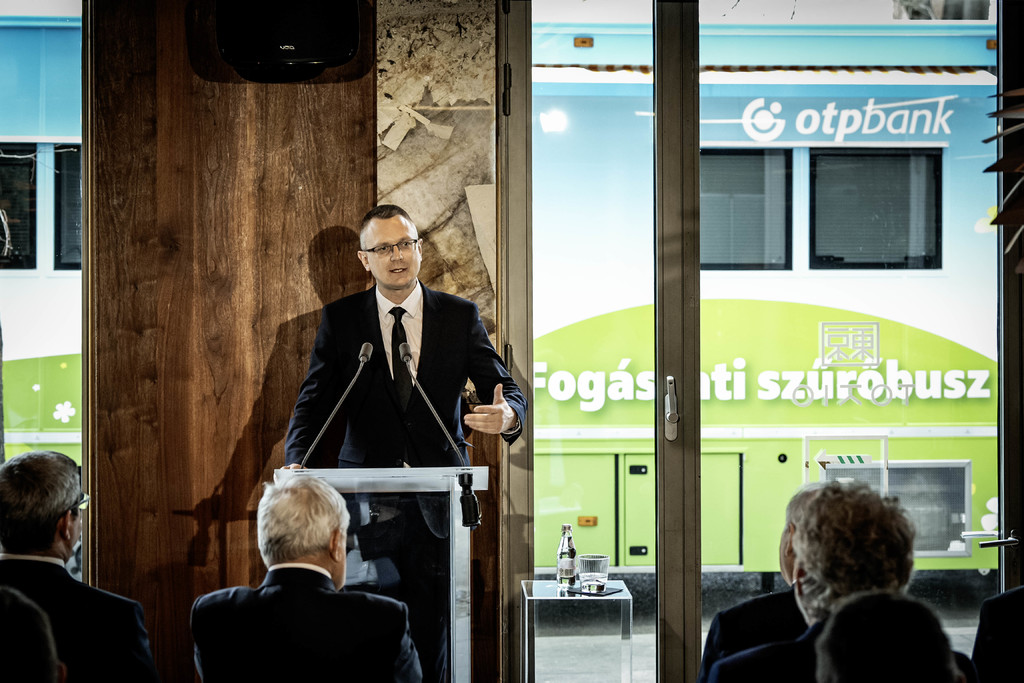 új fogászati busz Rétvári Bence