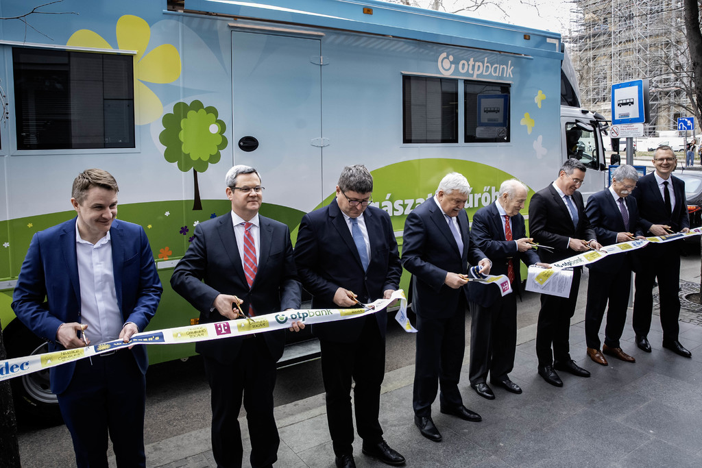 új fogászati busz szalagvágás